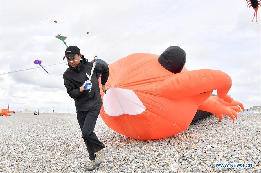 An enthusiast withdraws a kite in Dieppe, France, on Sept. 14, 2018. The 20th Dieppe International Kite Festival is held here from Sept. 8 to Sept. 16, attracting over 1,000 kite enthusiasts from 34 countries and regions. (Xinhua/Chen Yichen)
