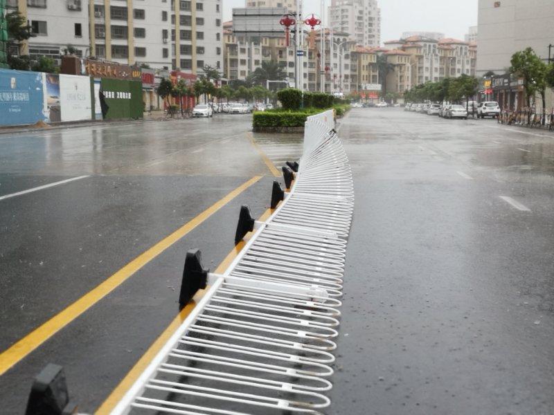 The traffic barrier is blowed down in Shanwei, South China\'s Guangdong Province. (Photo provided to chinadaily.com.cn)