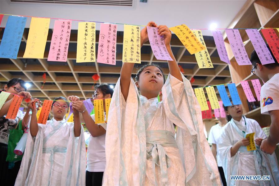 Children take part in a lantern-riddle activity to greet the upcoming Mid-Autumn Festival at a community in Hefei, capital of east China\'s Anhui Province, Sept. 15, 2018. (Xinhua/Liu Junxi)