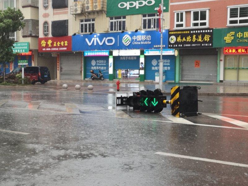 A stoplight is blowed down in Shanwei, South China\'s Guangdong Province. (Photo provided to chinadaily.com.cn)