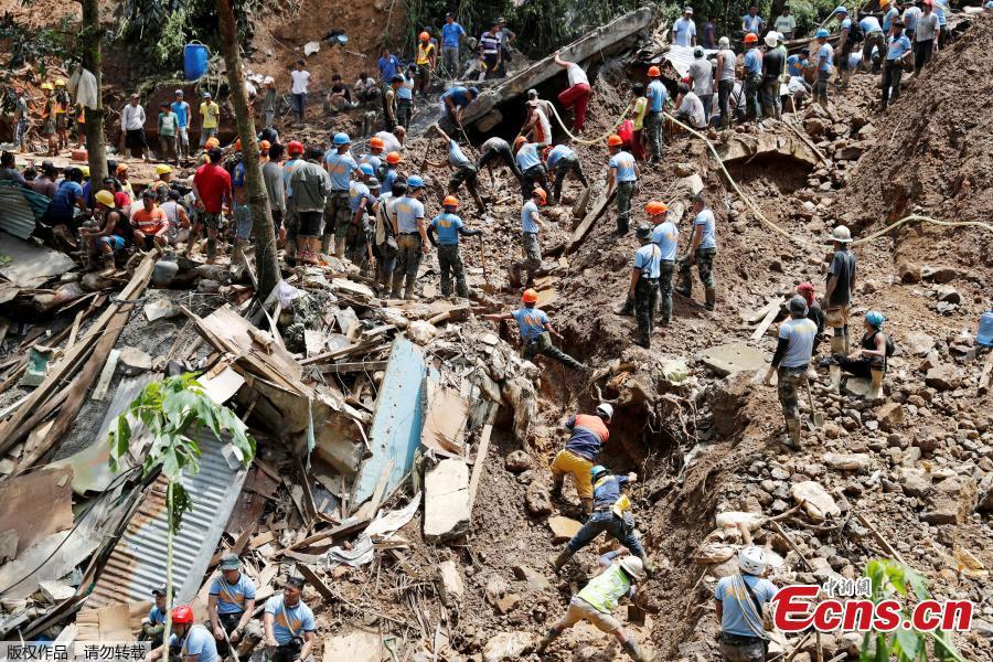 Rescuers dig on the site where victims were believed to have been buried by a landslide after Typhoon Mangkhut barreled across Itogon, Benguet province, northern Philippines, Sept. 17, 2018. Itogon Mayor Victorio Palangdan said that at the height of the typhoon\'s onslaught Saturday afternoon, dozens of people, mostly miners and their families, rushed into an old three-story building in the village of Ucab. The building, a former mining bunkhouse that had been transformed into a chapel, was obliterated when part of a mountain slope collapsed. (Photo/Agencies)