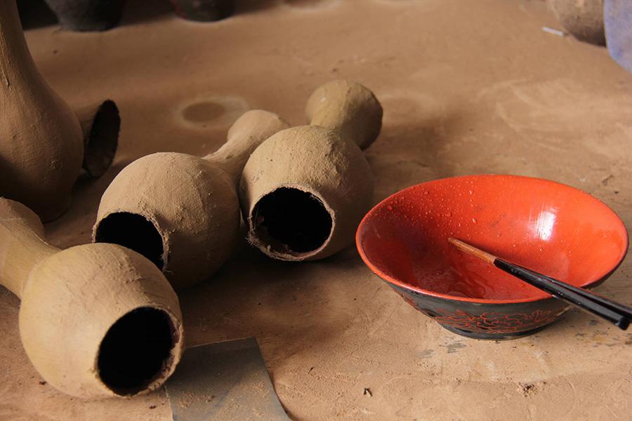 Lacquerware made in Dafang county, Guizhou Province has been known for its beauty. They are often moulded on a base of horse or buffalo skin, shaped after dipping in water, then dried over fire. This art form has been existed for over 600 years. (Photo/China Daily)