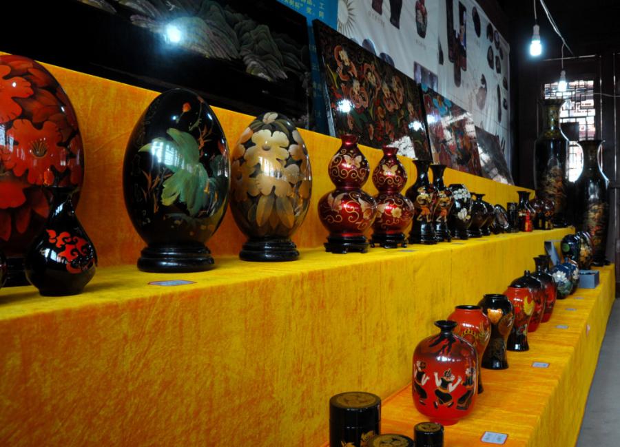 Lacquerware made in Dafang county, Guizhou Province has been known for its beauty. They are often moulded on a base of horse or buffalo skin, shaped after dipping in water, then dried over fire. This art form has been existed for over 600 years. (Photo/China Daily)