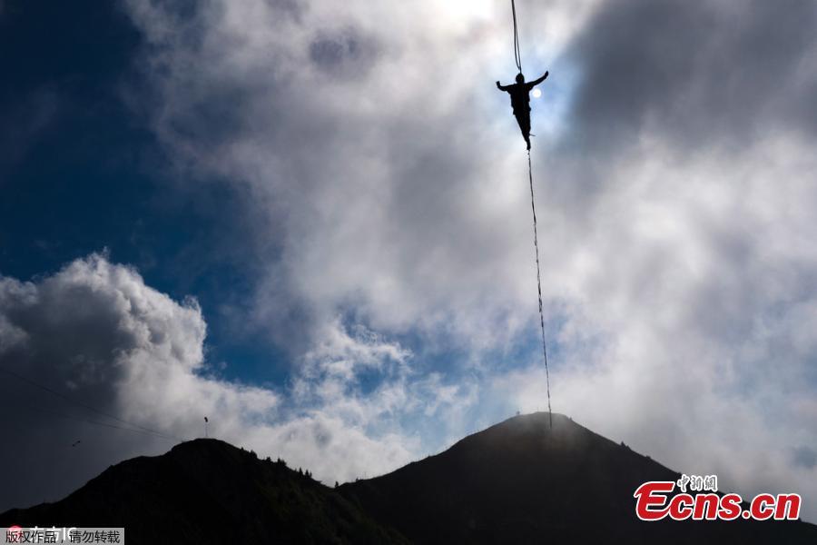 A picture taken with a drone shows a highliner performs during the Highline Extreme event on the top of the Moleson peak at 2000 meters above the sea level, in the Swiss Alps, near Gruyeres, Switzerland, Sept. 15, 2018. Twenty-five of the world’s best slackliners compete from Sept. 13 to 16, on 6 different lines ranging from 45 meters to 480 meters. Balancing on the \'slackline\' is a training method for climbers to improve their equilibrium sense. To avoid the danger of falling down, the athlete is secured with a rope. (Photo/Agencies)