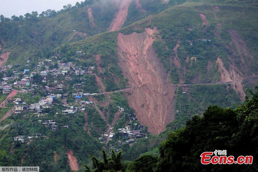 Rescuers dig on the site where victims were believed to have been buried by a landslide after Typhoon Mangkhut barreled across Itogon, Benguet province, northern Philippines, Sept. 17, 2018. Itogon Mayor Victorio Palangdan said that at the height of the typhoon\'s onslaught Saturday afternoon, dozens of people, mostly miners and their families, rushed into an old three-story building in the village of Ucab. The building, a former mining bunkhouse that had been transformed into a chapel, was obliterated when part of a mountain slope collapsed. (Photo/Agencies)