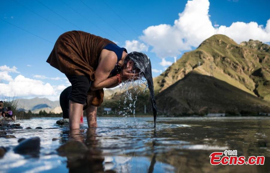 People celebrate the Karma Dunba (The Bathing Festival) in the Lhasa River in Lhasa City, Southwest China’s Tibet Autonomous Region, Sept. 15, 2018. Legend has it bathing during the period is beneficial to health. (Photo: China News Service/He Penglei)