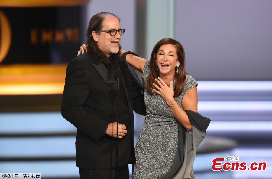 Outstanding Directing For A Variety Special Emmy winner Glenn Weiss proposes to his girlfriend Jan Svendsen at the Television Academy’s 70th Annual Emmy Awards in Los Angeles, California, U.S. Sept. 17, 2018. (Photo/Agencies)