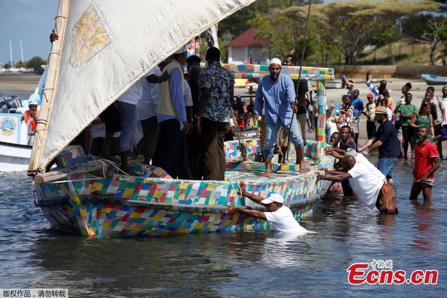 People push Flipflopi, the first dhow boat made entirely of recycled plastic, as it takes the first voyage sail, after the launch ceremony on the island of Lamu, Kenya, Sept. 15, 2018. Kenyan islanders have built a boat made entirely of recycled plastic collected during clean-ups of the ocean to highlight the growing menace of plastic waste that ends up in the sea.(Photo/Agencies)