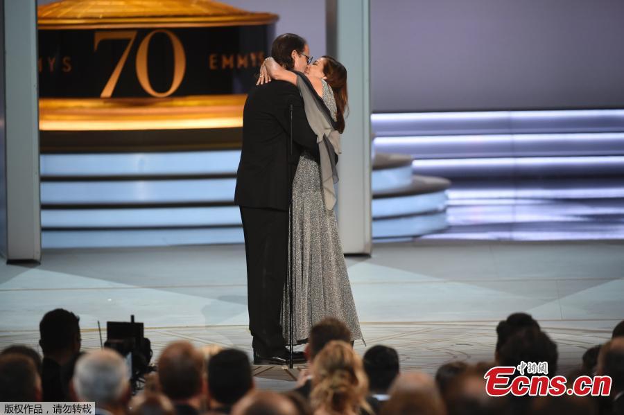 Outstanding Directing For A Variety Special Emmy winner Glenn Weiss proposes to his girlfriend Jan Svendsen at the Television Academy’s 70th Annual Emmy Awards in Los Angeles, California, U.S. Sept. 17, 2018. (Photo/Agencies)