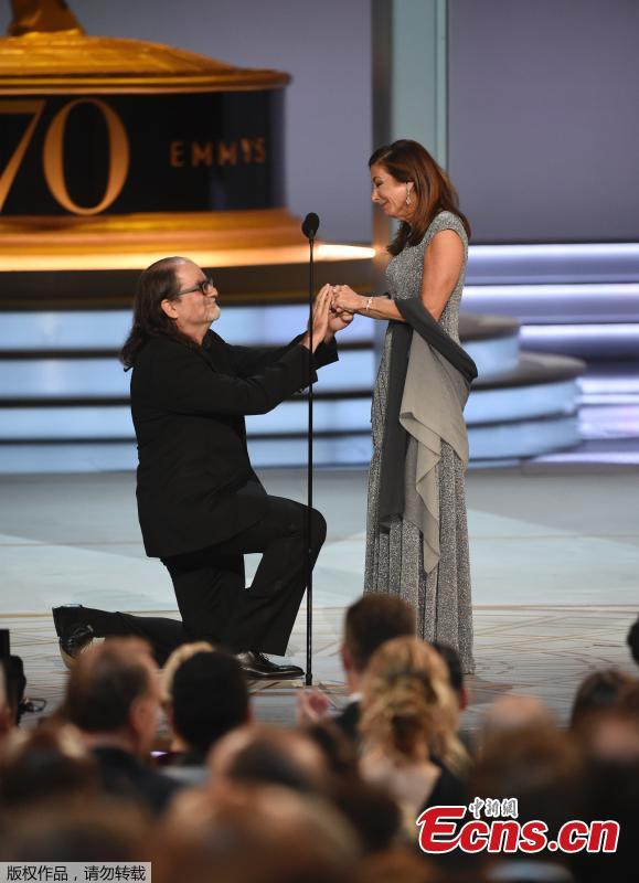 Outstanding Directing For A Variety Special Emmy winner Glenn Weiss proposes to his girlfriend Jan Svendsen at the Television Academy’s 70th Annual Emmy Awards in Los Angeles, California, U.S. Sept. 17, 2018. (Photo/Agencies)