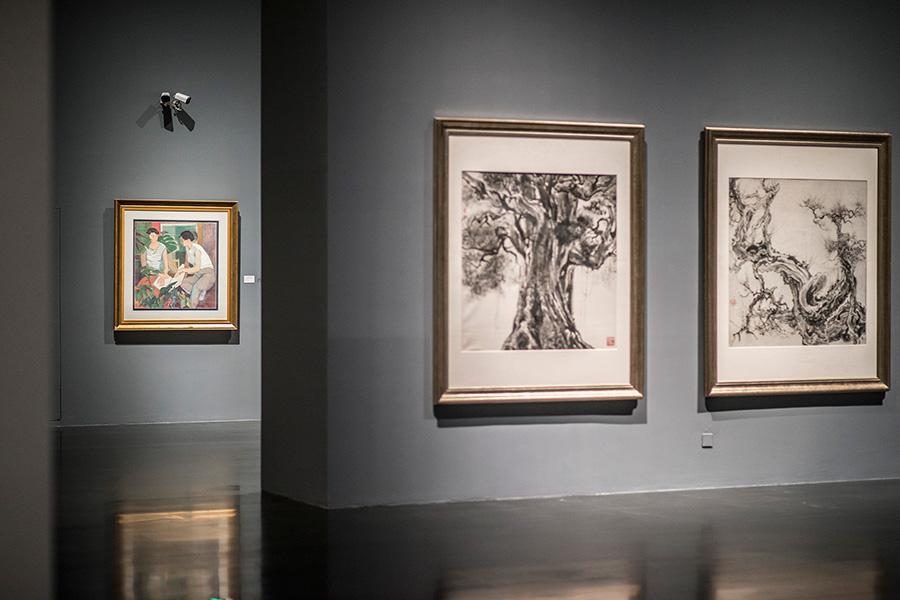 The exhibition, which runs until Oct. 7, is titled Glory and displays more than 120 of Yuan\'s paintings, including the donated piece, marking his devotion to China\'s decorative art. (Photo provided to China Daily)