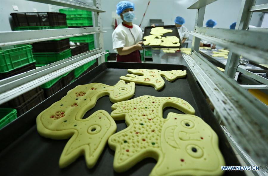 Traditional moon cakes are prepared to be baked at a food processing workshop in Zhangye, northwest China\'s Gansu Province, on Sept. 18, 2018. Making traditional moon cakes before the Mid-Autumn Festival dates back to a thousand years in Zhangye. (Xinhua/Wang Jiang)