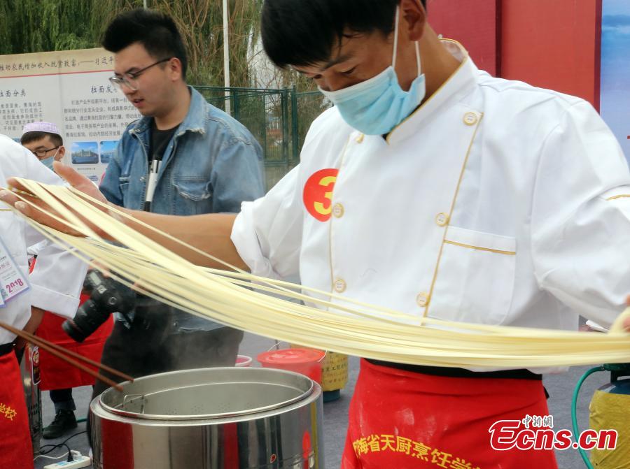 A contestant makes Lamian (hand-pulled noodles) during a contest in Haidong City, Northwest China’s Qinghai Province, Sept. 18, 2018. Nearly 200 contestants from 60 teams from across the nation participated in the Lamian skills contest, where they competed to make five versions of Lamian in different thicknesses. (Photo: China News Service/Ma Mingyan)