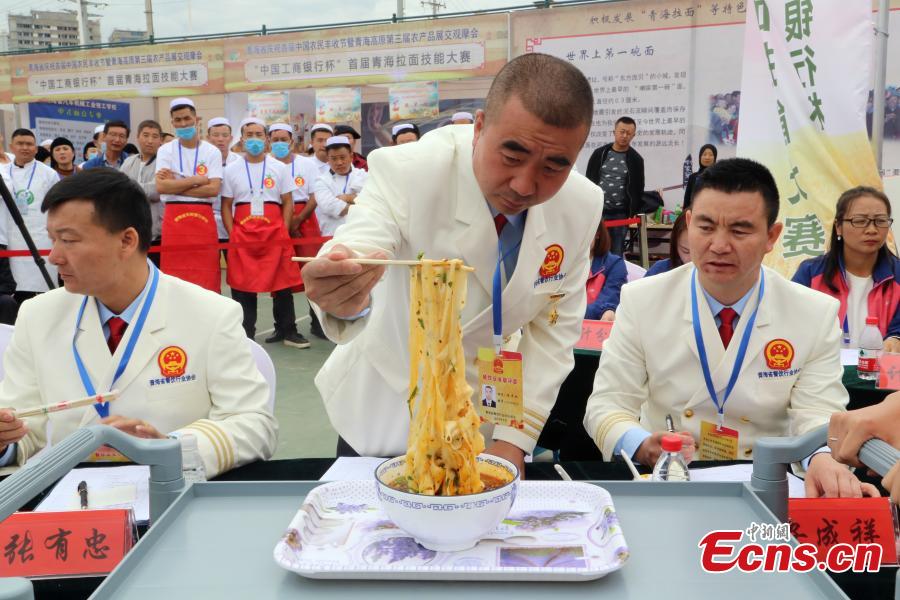 A contestant makes Lamian (hand-pulled noodles) during a contest in Haidong City, Northwest China’s Qinghai Province, Sept. 18, 2018. Nearly 200 contestants from 60 teams from across the nation participated in the Lamian skills contest, where they competed to make five versions of Lamian in different thicknesses. (Photo: China News Service/Ma Mingyan)