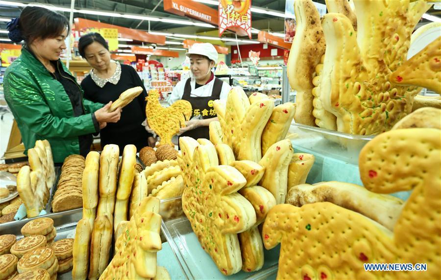 Citizens purchase traditional moon cakes in a supermarket of Zhangye, northwest China\'s Gansu Province, Sept. 18, 2018. Making traditional moon cakes before the Mid-Autumn Festival dates back to a thousand years in Zhangye. (Xinhua/Wang Jiang)