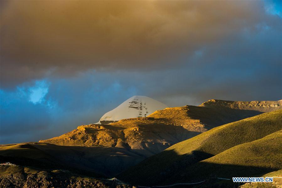 Photo taken on Sept. 13, 2018 shows a view of 6,656-meter-high Mount Kangrinboqe, main peak of the Gangdise Range, in Pulan County of Ali Prefecture, southwest China\'s Tibet Autonomous Region. (Xinhua/Dainzin Nyima Choktrul)