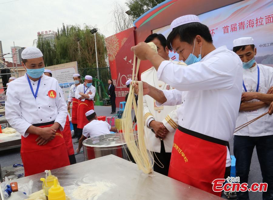 A contestant makes Lamian (hand-pulled noodles) during a contest in Haidong City, Northwest China’s Qinghai Province, Sept. 18, 2018. Nearly 200 contestants from 60 teams from across the nation participated in the Lamian skills contest, where they competed to make five versions of Lamian in different thicknesses. (Photo: China News Service/Ma Mingyan)