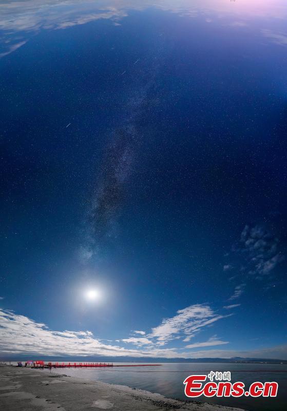 Chaka Lake under a starry sky. “Chaka” means “salt lake” in Tibetan. Chaka Salt Lake is located near Chaka township in Wulan county in the east of the Qaidam Basin of Northwest China’s Qinghai Province. By day, the azure sky and floating clouds as well as mountains in the distance are reflected in the lake, creating a mirror of the sky in China. A starry night-themed photography festival, organized by the China News Service and the China Media Culture Promotion Association as well as other organizations, took place in the Chaka Lake scenic area. The lake area has been announced by a committee as the best venue in the country to take photos of the night sky. (Photo: China News Service/Wang Zheng)