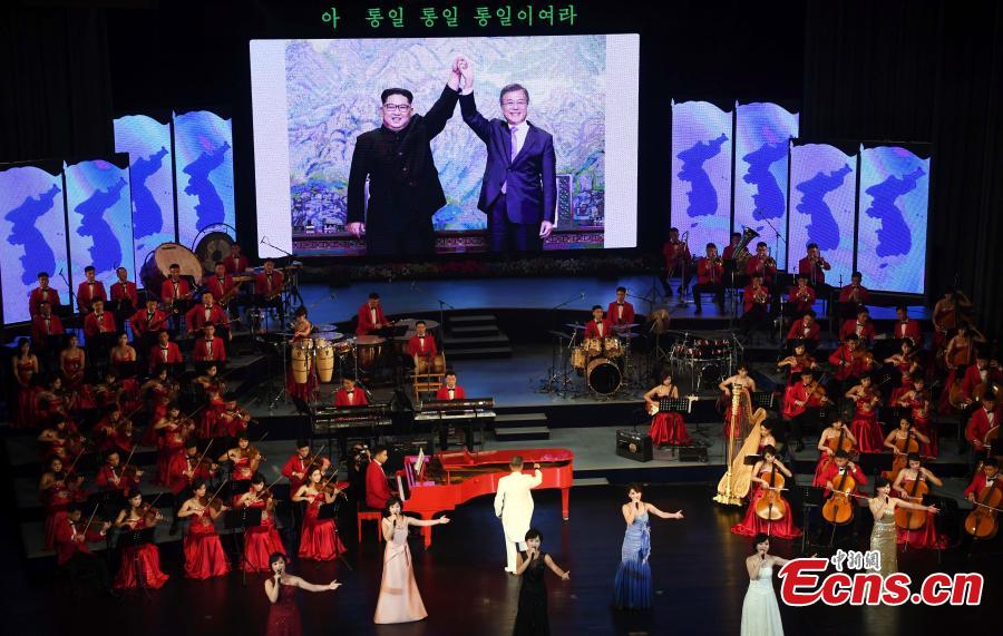 South Korean President Moon Jae-in talks with the Democratic People\'s Republic of Korea leader Kim Jong Un as they watch an art performance at Pyongyang Grand Theatre in Pyongyang, Sept. 18, 2018. (Photo provided to China News Service)