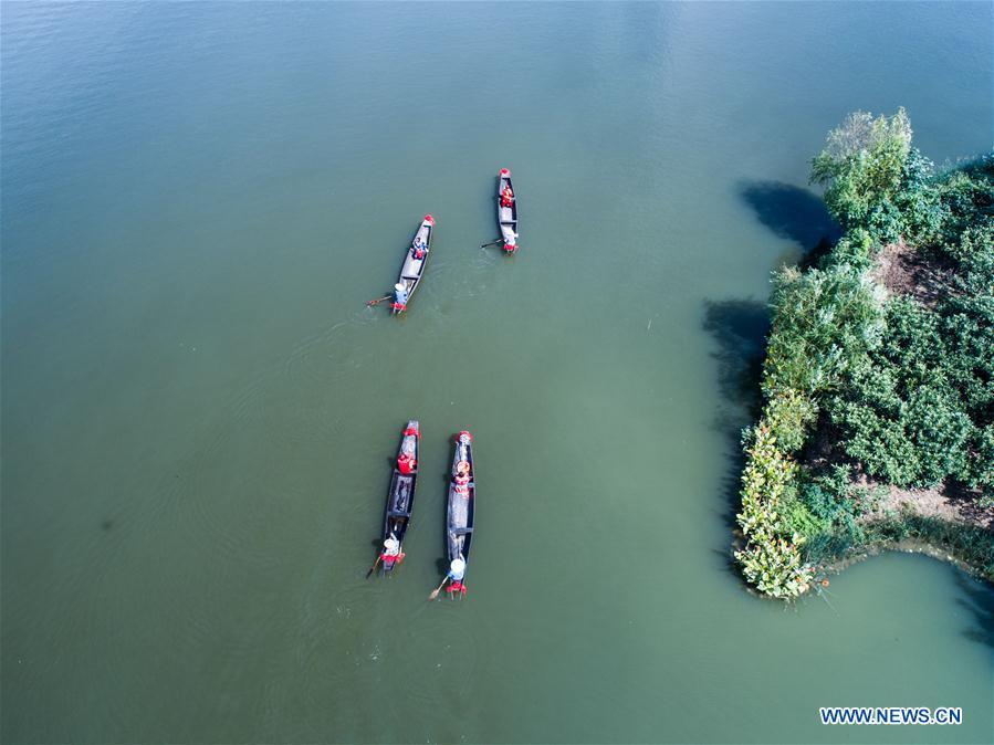 Aerial photo taken on Sept. 19, 2018 shows local people performing a wedding ceremony on Dingshan Lake of Tangqi Township in Hangzhou, capital of east China\'s Zhejiang Province. The locals held various folk activities to celebrate the coming of China\'s first Farmers\' Harvest Festival and the Mid-Autumn Festival. (Xinhua/Xu Yu)