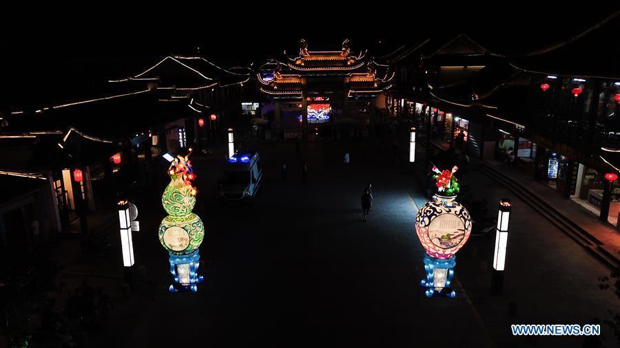 Photo taken on Sept. 19, 2018 shows lanterns in Zhouzhuang ancient town in Kunshan, east China\'s Jiangsu Province. A lantern fair to greet the upcoming Mid-Autumn Festival kicked off here on Wednesday. (Xinhua/Ji Chunpeng)