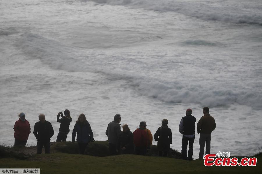 People look out at rough sea from Slea Head during Storm Ali in Coumeenoole, Ireland, Sept. 19, 2018. A woman died on Wednesday when high winds blew her caravan off a cliff in the Irish Republic and a man died in Northern Ireland as Storm Ali grounded flights and left over 200,000 people across the island without electricity. (Photo/Agencies)