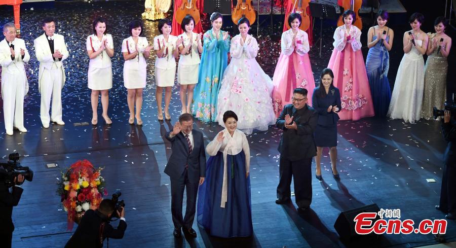 South Korean President Moon Jae-in, his wife Kim Jung-sook, the Democratic People\'s Republic of Korea leader Kim Jong Un and his wife Ri Sol Ju, come down to the stage after the art performance at Pyongyang Grand Theatre in Pyongyang, Sept. 18, 2018. (Photo provided to China News Service)
