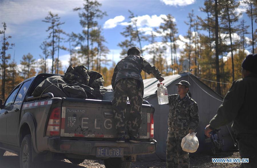 Foresters transport food and water to the reindeer breeding base in Yue\'anli Forest Farm of Genhe forestry bureau in the Greater Khingan Mountains of north China\'s Inner Mongolia Autonomous Region, Sept. 18, 2018. Staff members at Yue\'anli Forest Farm are responsible for the conservation and breeding work of reindeer in China. (Xinhua/Yu Yang)
