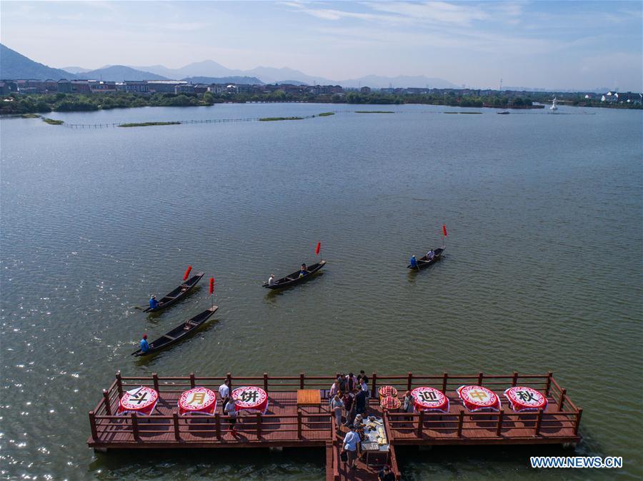 Aerial photo taken on Sept. 19, 2018 shows Chinese characters made of crops on Dingshan Lake of Tangqi Township in Hangzhou, capital of east China\'s Zhejiang Province. The locals held various folk activities to celebrate the coming of China\'s first Farmers\' Harvest Festival and the Mid-Autumn Festival. (Xinhua/Xu Yu)