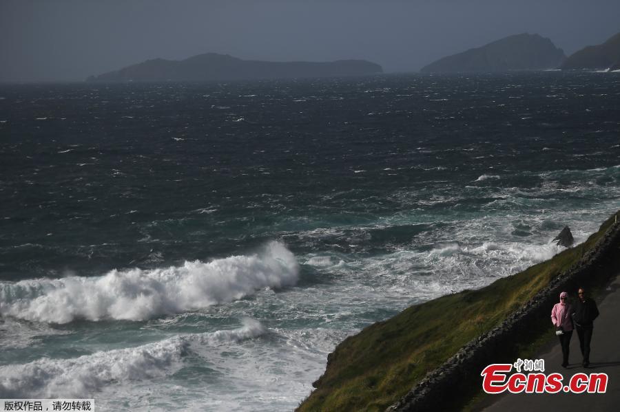 People look out at rough sea from Slea Head during Storm Ali in Coumeenoole, Ireland, Sept. 19, 2018. A woman died on Wednesday when high winds blew her caravan off a cliff in the Irish Republic and a man died in Northern Ireland as Storm Ali grounded flights and left over 200,000 people across the island without electricity. (Photo/Agencies)