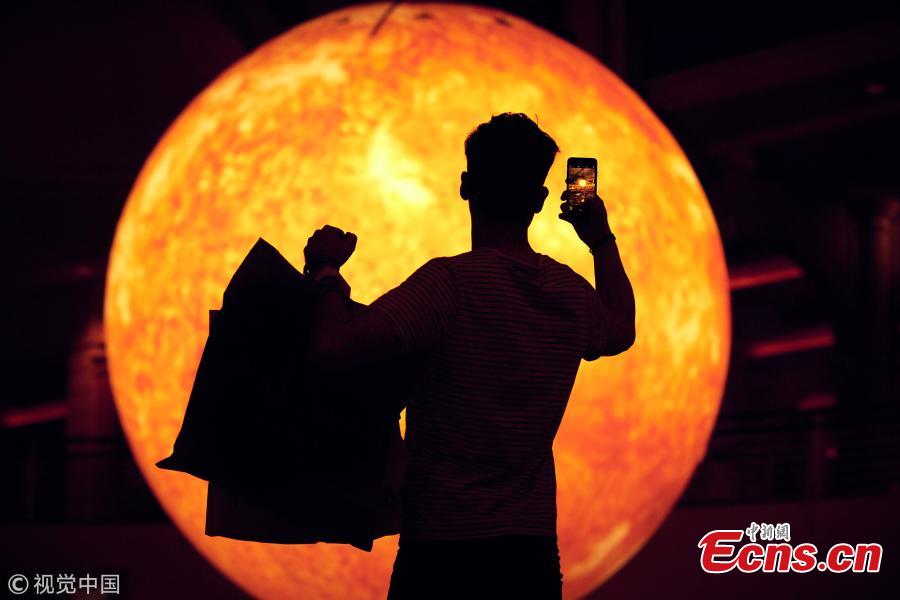 A giant artificial sun is being installed at the intu Trafford Centre shopping mall in Manchester to celebrate the second hottest summer in the UK. The glowing, bright orange sphere took 12 weeks to build, has a 15-metre circumference and shines as brightly as 12,000 lightbulbs.  (Photo/VCG)
