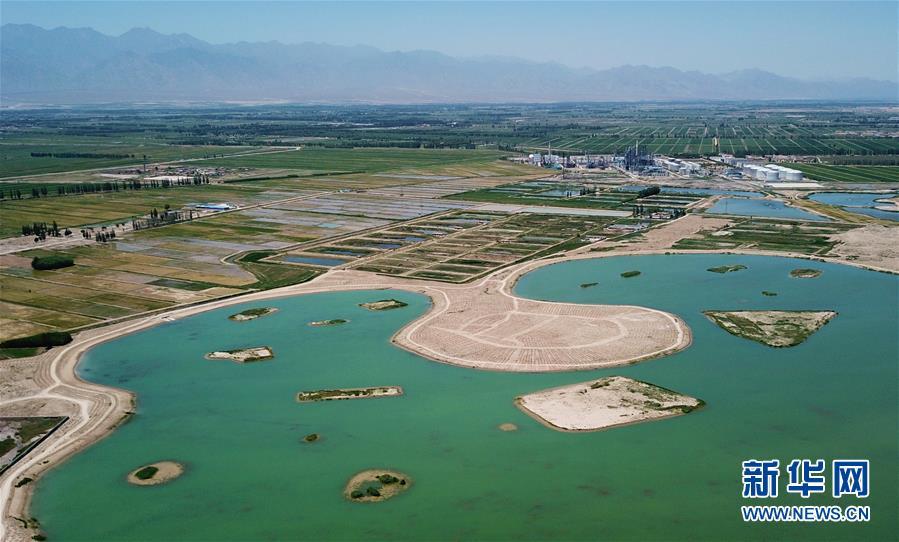 A photo taken June 13 shows Xiniu Lake under restoration in Yinchuan, capital of Ningxia Hui autonomous region. (Photo/Xinhua)