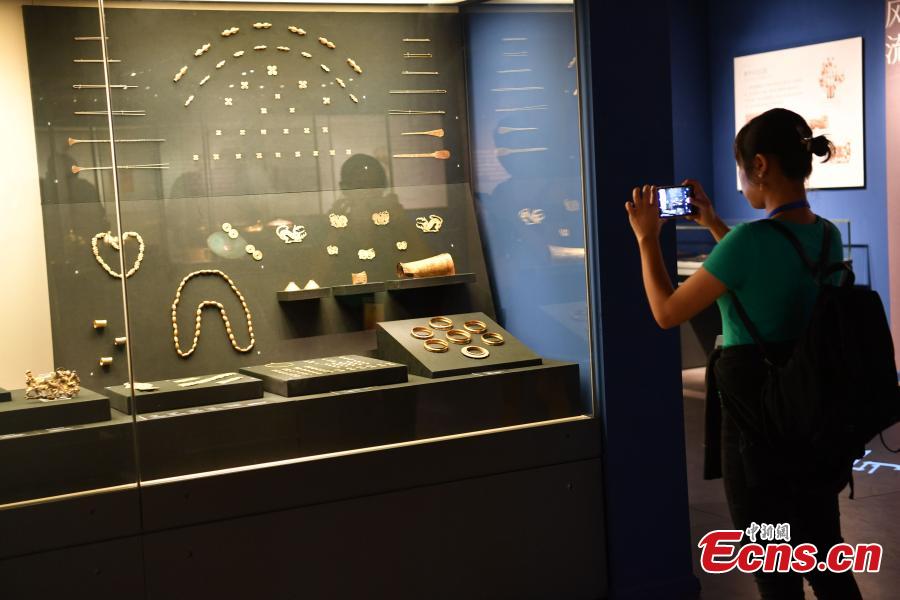 Goldware on display at an exhibition in Chengdu City, Southwest China’s Sichuan Province, Sept. 20, 2018. As the country’s largest such exhibition, it showcased gold relics from before the 14th century excavated in China. The displays included more than 850 pieces (in 350 sets) of fine goldware from 19 provinces, autonomous regions, municipalities as well as 40 archaeological and cultural institutions. (Photo: China News Service/Zhang Lang)