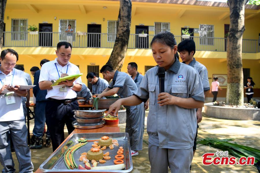 Special moon cakes made with ingredients like fish and fruits are fed to animals at a zoo in Nanning City, South China’s Guangxi Zhuang Autonomous Region, Sept. 20, 2018. The zoo organized a moon cake cooking event ahead of the Mid-Autumn Festival on Sept. 24. (Photo: China News Service/Yu Jing)