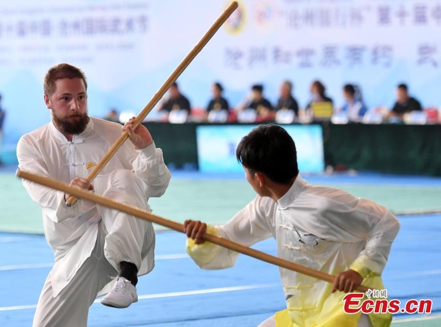 Two foreign participants perform at the 10th Cangzhou International Wushu Festival in Cangzhou City, North China’s Hebei Province, Sept. 20, 2018. Some 2,200 participants from 50 countries and regions will participate in the contest from Sept. 19 to 22. The festival helps promote cultural exchange and better understanding of martial arts. Cangzhou is one of the birthplaces of Chinese martial arts and is also known for its acrobatics. (Photo: China News Service/Zhai Yujia)