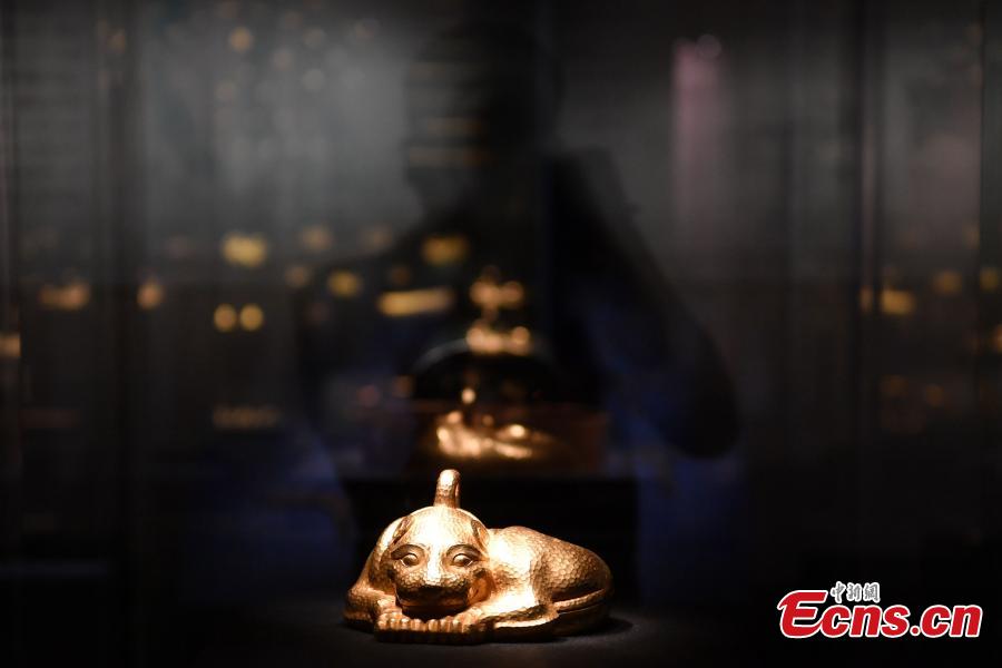 A gold, animal-shaped statue weighing nine kilograms and the heaviest among new finds, is on display at a goldware exhibition in Chengdu City, Southwest China’s Sichuan Province, Sept. 20, 2018. As the country’s largest such exhibition, it showcased gold relics from before the 14th century excavated in China. The displays included more than 850 pieces (in 350 sets) of fine goldware from 19 provinces, autonomous regions, municipalities as well as 40 archaeological and cultural institutions. (Photo: China News Service/Zhang Lang)