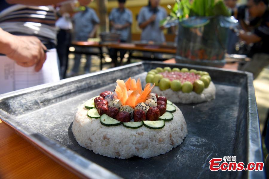 Special moon cakes made with ingredients like fish and fruits are fed to animals at a zoo in Nanning City, South China’s Guangxi Zhuang Autonomous Region, Sept. 20, 2018. The zoo organized a moon cake cooking event ahead of the Mid-Autumn Festival on Sept. 24. (Photo: China News Service/Yu Jing)
