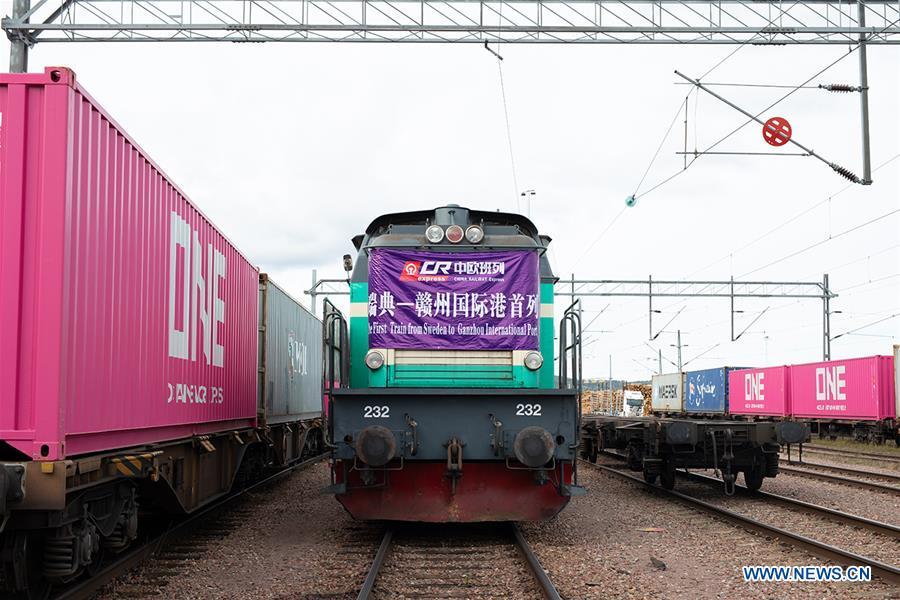 Photo taken on Sept. 17, 2018 shows the train in Stockholm, Sweden. A train loaded with spruce wood set off from the province of Dalarna in central Sweden on Sept. 17, marking the first launch of China-Europe freight train service from Sweden to east China\'s Ganzhou Port. (Xinhua)