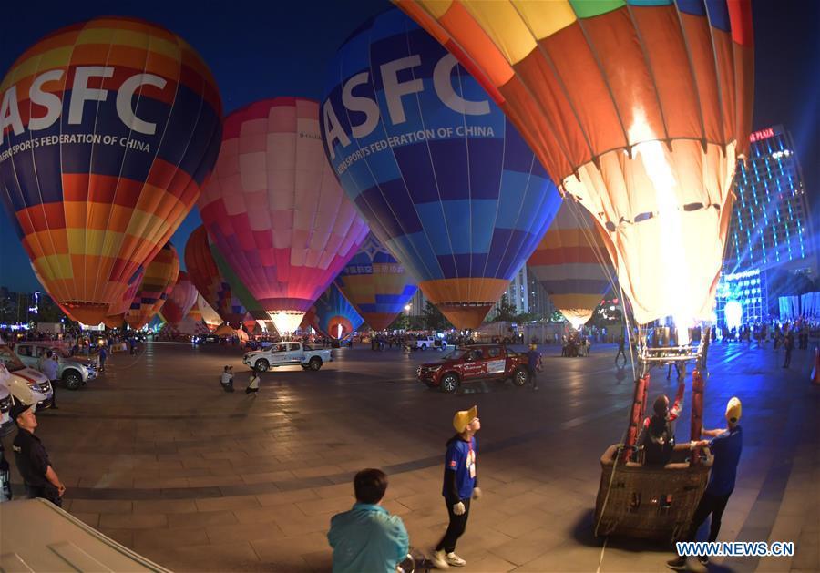 Hot air balloons are seen during a balloon festival at the Zhuge Liang Square in Xiangyang City, central China\'s Hubei Province, Sept. 22, 2018. A total of 33 delegations attended the festival, organized by the Chinese Balloon Club League. (Xinhua/An Fubin)