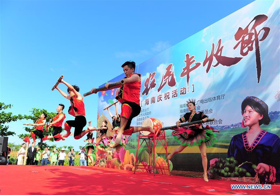 Performers stage a show to celebrate China\'s first Farmers\' Harvest Festival at a national rice theme park in Sanya, south China\'s Hainan Province, Sept. 23, 2018. People across China hold various activities to celebrate the country\'s first Farmers\' Harvest Festival, which falls on Sept. 23 this year. (Xinhua/Sha Xiaofeng)