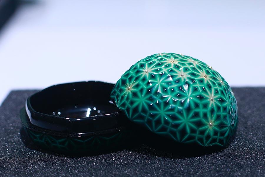 Four prestigious Japanese lacquerware masters recently appeared at the Sheng Sheng Lacquerware Exhibition in Beijing, where they offered a detailed discussion of their aesthetics and artistic expression. (Photo provided to China Daily)

With the earliest known lacquer work discovered in China, and dating back to the Neolithic period, there remains an ongoing debate over the origin of Japanese lacquerware. Some believe that the technique for creating laquerware was introduced to Japan around the time of the Tang Dynasty (618-907), while others argue that it could have been independently discovered during Japan\'s Jomon Period (14,000 ? 300 BC).

Lacquering uses the sap extracted from lacquer trees for the embellishment and protection of predominantly wooden surfaces. As the lacquer solidifies, it forms a water-proof, anti-corrosive layer of varnish, which once made the technique an important process in the manufacture of daily utensils.

The artists introduced their individual specializations, kanshitsu (dry lacquer), raden (mother-of-pearl inlay), chinkin (gold inlay) and maki-e (gold powder decoration), as well as their effort in adapting the traditional techniques in modern artwork creations.