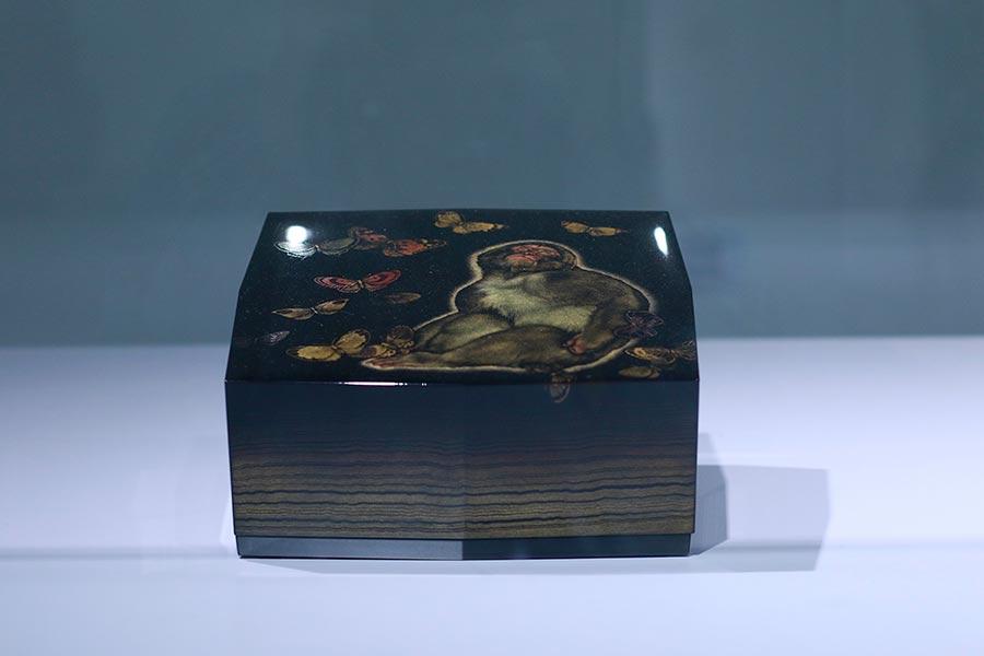 Presented by the ZENA lifestyle and aesthetics platform, the lacquerware exhibition displayed the work of eight representative Japanese artists, following the chronological order of lacquerware\'s development in Japan. (Photo provided to China Daily)

According to Ogura, who specializes in raden and makie, with the recurrent images of plants and flowers, his work represents his reverence for nature. In recent years, he has also been innovating by using maki-e to produce oil paintings.

Similarly, Torige has also been creating artwork using lacquerware. Mainly using the technique of chinkin, he would always come up with a background story for his vivid depictions of animals on his lacquer containers or kitchenware.

Each of the artists also gave a live demonstration of their specialized lacquerware techniques in individual salon sessions.