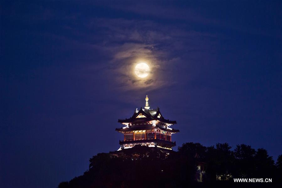 Photo taken on Sept. 24, 2018 shows the moon above the Yuntai Mountain in Zhenjiang, east China\'s Jiangsu Province. The Mid-Autumn Festival, which falls on Sept. 24 this year, is a traditional Chinese festival with a custom of family reunion. (Xinhua/Chen Gang)