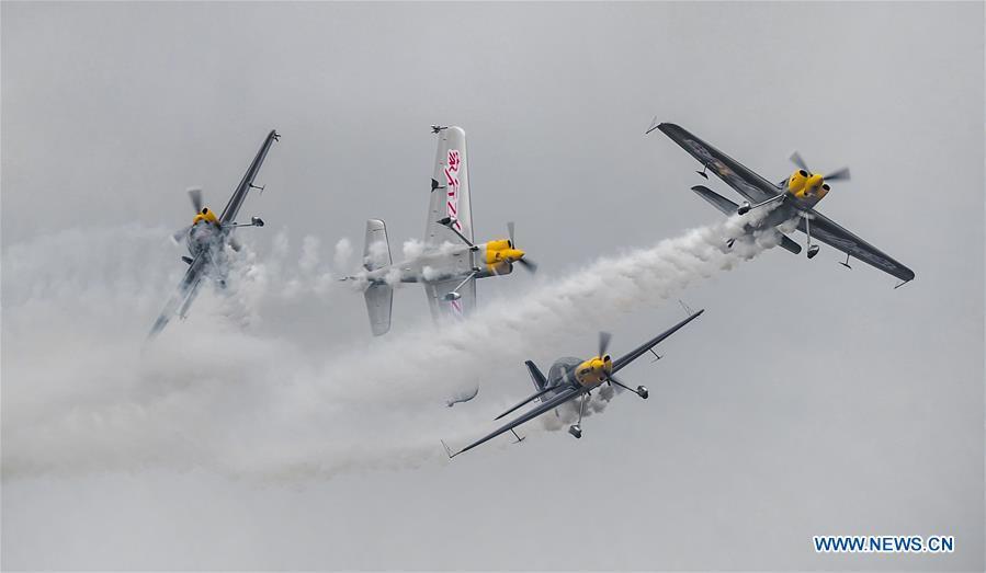 Aircrafts perform during Aviclub Flight Carnival 2018 in Jingmen, central China\'s Hubei Province, Sept. 22, 2018. Aerobatic teams from the United States, Turkey, Australia, and New Zealand participated in the three-day event which kicked off here on Friday. (Xinhua/Yang Guang)
