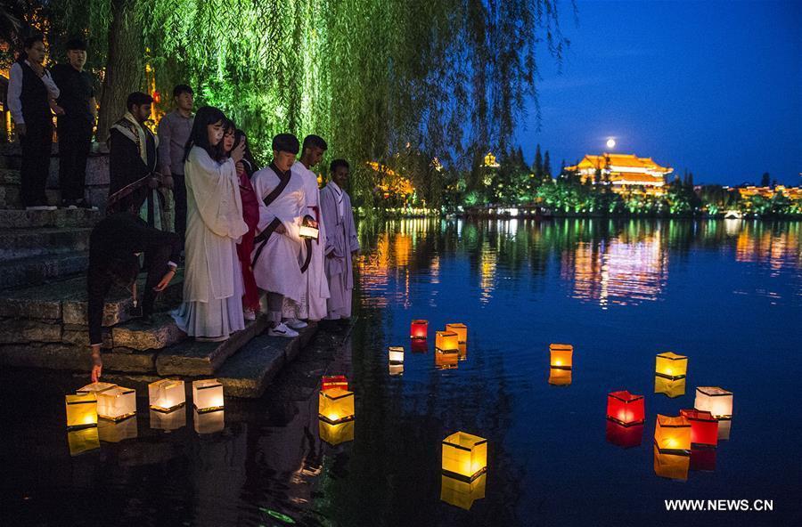 People put lanterns into an ancient canal in the moonlight to celebrate Mid-Autumn Festival in Taierzhuang, east China\'s Shandong Province, Sept. 24, 2018. The Mid-Autumn Festival, which falls on Sept. 24 this year, is a traditional Chinese festival with a custom of family reunion. (Xinhua/Gao Qimin)