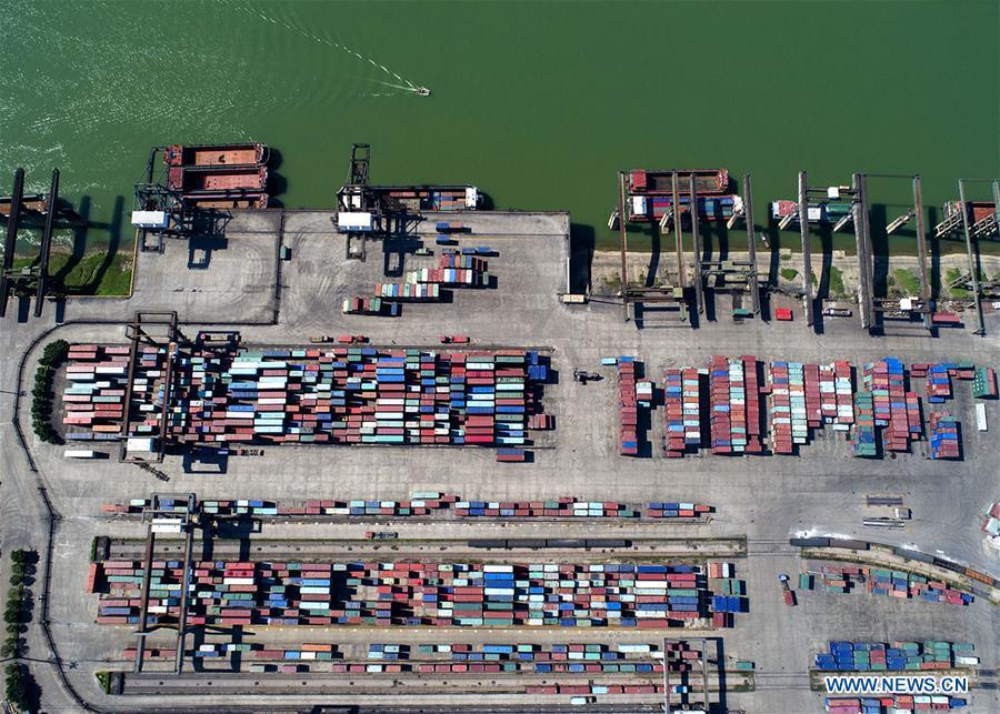 Aerial photo taken on March 9, 2018 shows the Luobowan container port on the Xijiang River in Guigang, south China\'s Guangxi Zhuang Autonomous Region. Xijiang River is an important trade route in southwest China. (Xinhua/Zhou Hua)