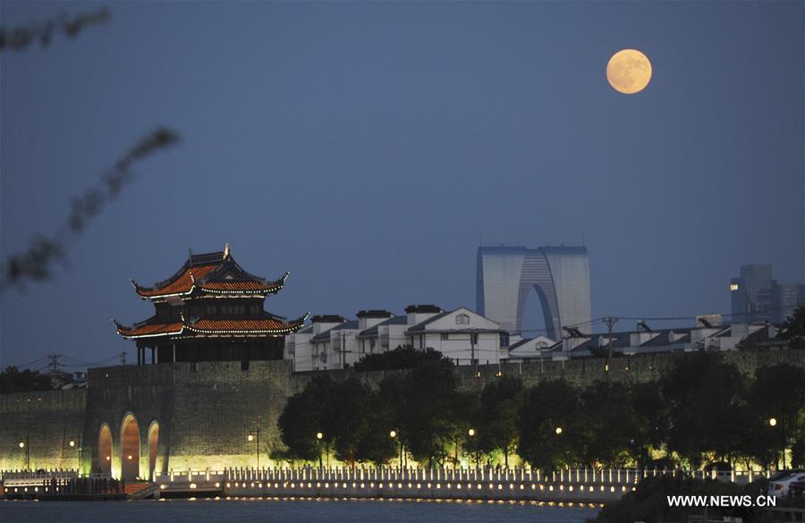 Photo taken on Sept. 24, 2018 shows the full moon in the sky in Suzhou, east China\'s Jiangsu Province. The Mid-Autumn Festival, which falls on Sept. 24 this year, is a traditional Chinese festival with a custom of family reunion. (Xinhua/Hang Xingwei)