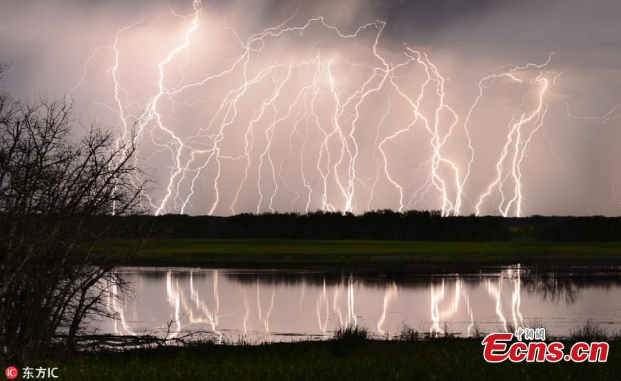 Images taken by tornado hunter Greg Johnson, 48, show the most dramatic moments in the 2013 tornado El Reno in Oklahoma, the largest ever recorded on earth, which killed storm chaser Samaras, his son Paul as well as National Geographic’s Carl Young. “The tornado was a few hundred meters wide and grew to be 4.2 kilometers wide in less than five minutes,” said Johnson. (Photo/IC)