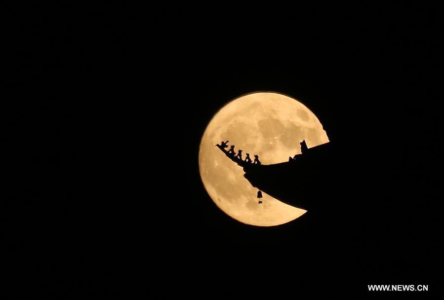 Photo taken on Sept. 24, 2018 shows the full moon in the sky in Nantong, east China\'s Jiangsu Province. The Mid-Autumn Festival, which falls on Sept. 24 this year, is a traditional Chinese festival with a custom of family reunion. (Xinhua/Xu Congjun)
