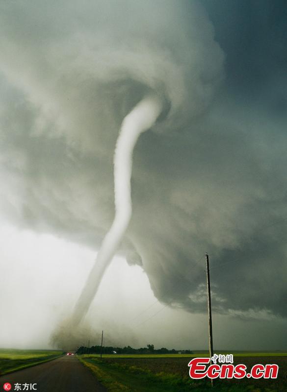 Images taken by tornado hunter Greg Johnson, 48, show the most dramatic moments in the 2013 tornado El Reno in Oklahoma, the largest ever recorded on earth, which killed storm chaser Samaras, his son Paul as well as National Geographic’s Carl Young. “The tornado was a few hundred meters wide and grew to be 4.2 kilometers wide in less than five minutes,” said Johnson. (Photo/IC)